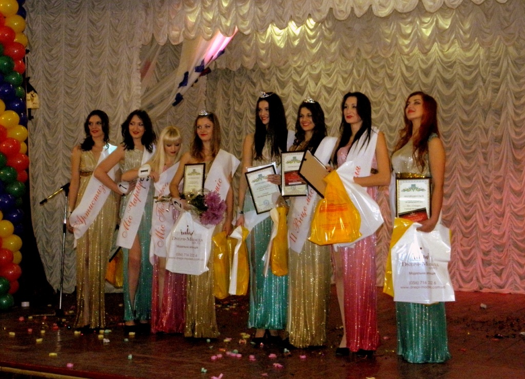 Мисс 1-ый курс 2011.наша девочка -Даша Плясова заняла 1-ое место..jpg