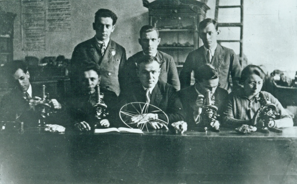Заняття з петрограф. 1936.jpg